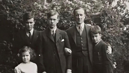 J.R.R. Tolkien junto a sus cuatro hijos: John, Michael, Christopher y Priscilla Mary Anne