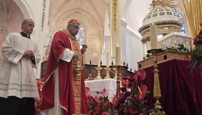 Momento en el que el cardenal Marcelo Semeraro bendice las reliquias de algunos de los beatos.