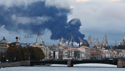 Una columna de humo se eleva desde la terminal petrolera de San Petersburgo tras un ataque ucraniano