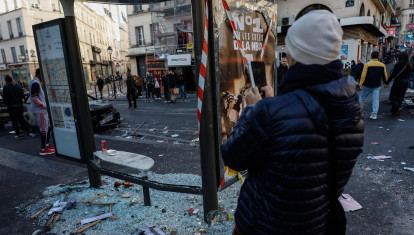 Restos de los disturbios ocurridos este sábado en París