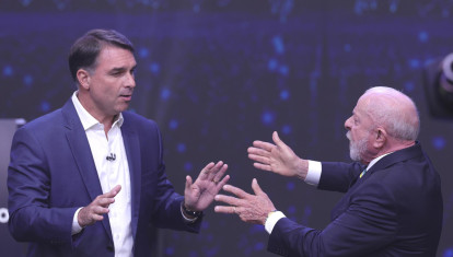 El presidente de Brasil y candidato a la reelección, Luiz Inácio Lula da Silva (d), y el opositor Flávio Bolsonaro