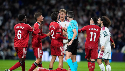 Busquets Ferrer habla con los jugadores de Real Madrid y Sevilla con Peque Fernández en el suelo