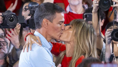 Pedro Sánchez y Begoña Gómez se besan en el acto de Fuenlabrada