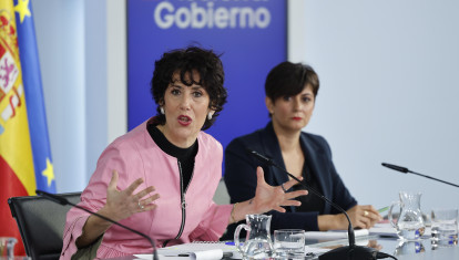 Las ministras Elma Saiz (en primer término) e Isabel Rodríguez