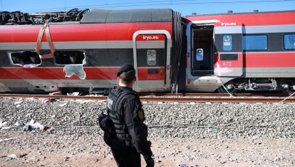 Un agente trabaja en el lugar del accidente de Adamuz, a 20 de enero de 2026.