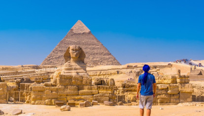 Turista frente a la Esfinge y las Pirámides de Guiza