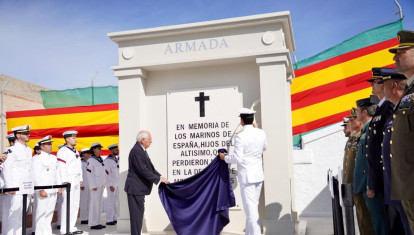 El almirante de la Flota (Alflot) de la Armada Española, José Enrique Delgado Roig, y del presidente de la Ciudad Autónoma de Melilla, Juan José Imbroda, descubren una placa en el cementerio de la Purísima Concepción