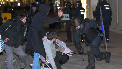 Agentes policiales reduciendo a uno de los radicales de izquierdas en La Coruña
M. Dylan / Europa Press
21/10/2026