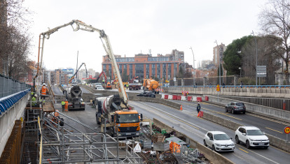 Maquinaria y operarios trabajan en la obra de soterramiento de la A5