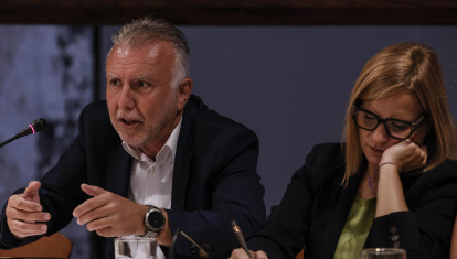 Imagen de archivo del ministro Ángel Víctor Torres y la ya exdelegada del Gobierno Pilar Bernabé.