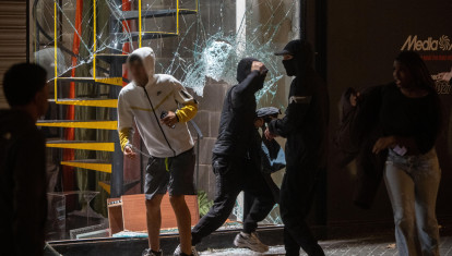 Delincuentes en Barcelona saqueando tiendas este sábado