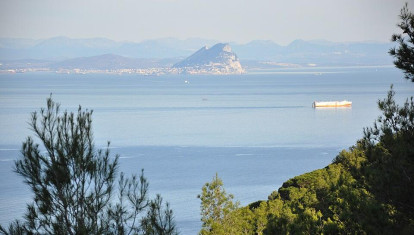 El Estrecho de Gibraltar, con el Peñón al fondo, visto desde Ceuta