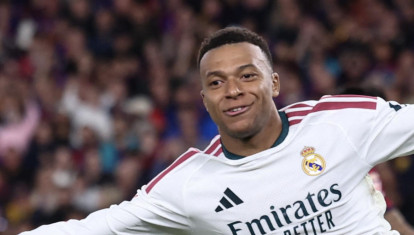 Kylian Mbappé celebra su segundo gol en el Camp Nou