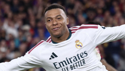 Kylian Mbappé celebra su segundo gol en el Camp Nou