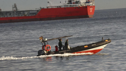 Imagen de la Guardia Civil, conjuntamente con la Salvamar Atria de Salvamento Marítimo, en las costas de Ceuta