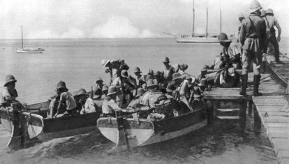 El grupo de desembarco de Emden llega a tierra en la isla Direction ; el Ayesha, de tres mástiles,es visible al fondo