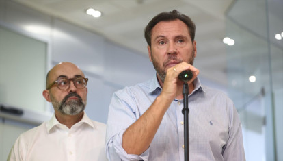 El ministro de Transportes y Movilidad Sostenible, Óscar Puente, durante una rueda de prensa, en el Centro de Gestión de Red H24 de Adif, a 28 de octubre de 2026, en Madrid (España). Dos trenes han colisionado en la mañana de este miércoles, 28 de octubre, en la estación de la localidad toledana de Urda. La última cifra de fallecidos es de 64, aunque se sigue trabajando en el lugar de los hechos.
Eduardo Parra / Europa Press
28 OCTUBRE 2026;TRENES;ACCIDENTE;URDA
28/10/2026