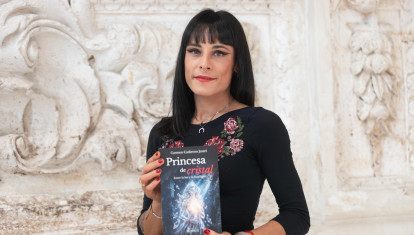 Carmen Cadierno posa con su libro