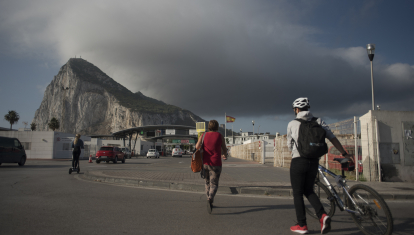 Personas cruzando la frontera de Gibraltar en La Línea de la Concepción el 24 de junio de 2021