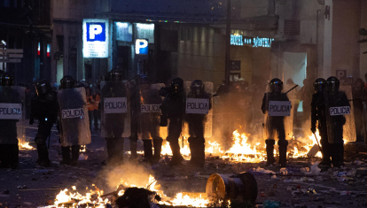 Agentes de la Policía durante disturbios en Barcelona en un homenaje radical por el 1-O