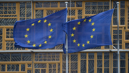Banderas de la UE en la sede de la Comisión Europea en Bruselas