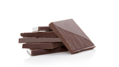 El chocolate negro sería el más beneficioso debido a su alto contenido de cacao