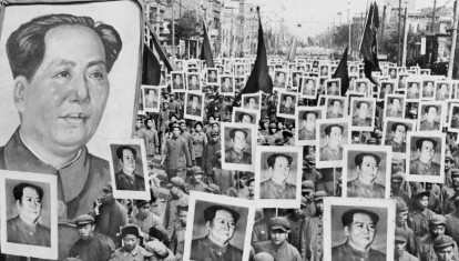 Una multitud con carteles del líder del Partido Comunista de China, Mao Zedong, llenan las calles de una ciudad de China