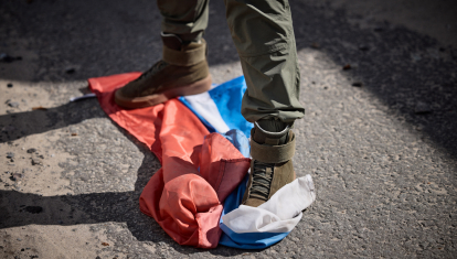 Soldado ucraniano pisa bandera rusa