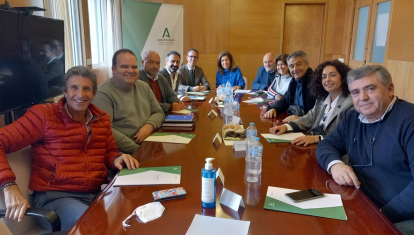 La delegada de Salud y Consumo de la Junta, María Jesús Botella (centro), en la firma de convenios con 12 ayuntamientos de la provincia de Córdoba