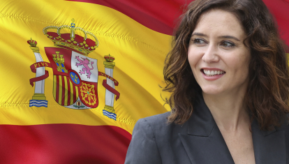Fotomontaje de Isabel Díaz Ayuso, con la bandera de España