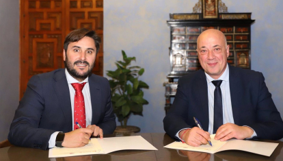 Firma del acuerdo de colaboración entre Diputación y AJE