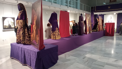 La Casa de la Cultura acoge una exposición de túnicas y fotos de Nuestro Padre Jesús Nazareno