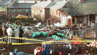 Escena de la devastación en Lockerbie, luego de que un avión 747 Pan Am Jumbo explotara y se estrellara sobre la ciudad escocesa