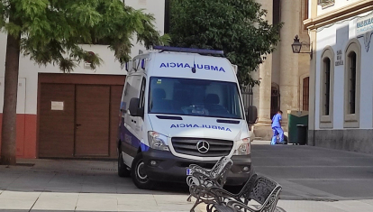 Una ambulancia en la Plaza de la Compañía de Córdoba