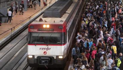 Una multitud de usuarios de Cercanías espera en la estación de Atocha