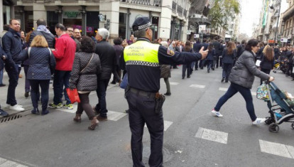 Un policía local de Valencia, trabajando durante unas Fallas.
