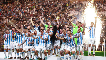 Los jugadores de Argentina levanta la Copa del Mundo conseguida en Qatar el pasado mes de diciembre