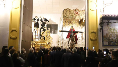 Traslado al paso de los titulares de la hermandad del Descendimiento