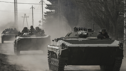 Militares ucranianos se dirigen hacia Bajmut en vehículos de combate de infantería BMP, en el este de Ucrania