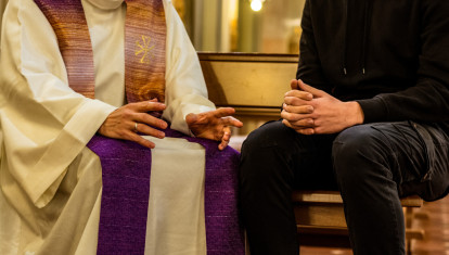 Sacerdote confesando
