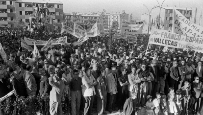 Los vecinos de San Blas dan la bienvenida al jefe del Estado, Francisco Franco, que asiste a la entrega de siete mil viviendas sociales