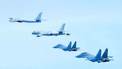 Dos aviones de combate chinos J-16 realizan una misión de escolta para un bombardero chino H-6K y un bombardero ruso Tu-95MS