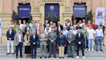Foto de familia de los asistentes a la clausura.
