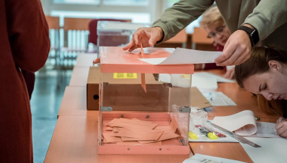 Una persona vota en un colegio electoral