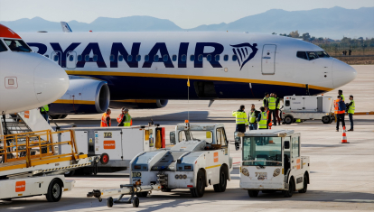 Un avión de Ryanair y carritos transportadores