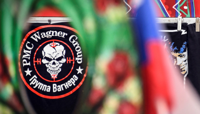Una camisa con el logo del grupo Wagner en una tienda de Moscú