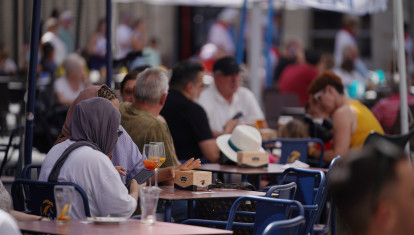 Varias personas en la terraza de un bar