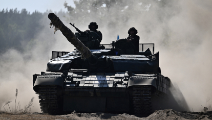 Militares ucranianos en un tanque T-64 durante un entrenamiento en la región de Kiev