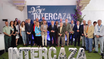 El presidente de la Diputación de Córdoba, Salvador Fuentes (centro), entre otras autoridades, en la inauguración oficial de Intercaza