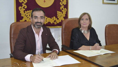 El presidente de Iprodeco, Félix Romero, en la firma con la alcaldesa de Cardeña, Catalina Barragán